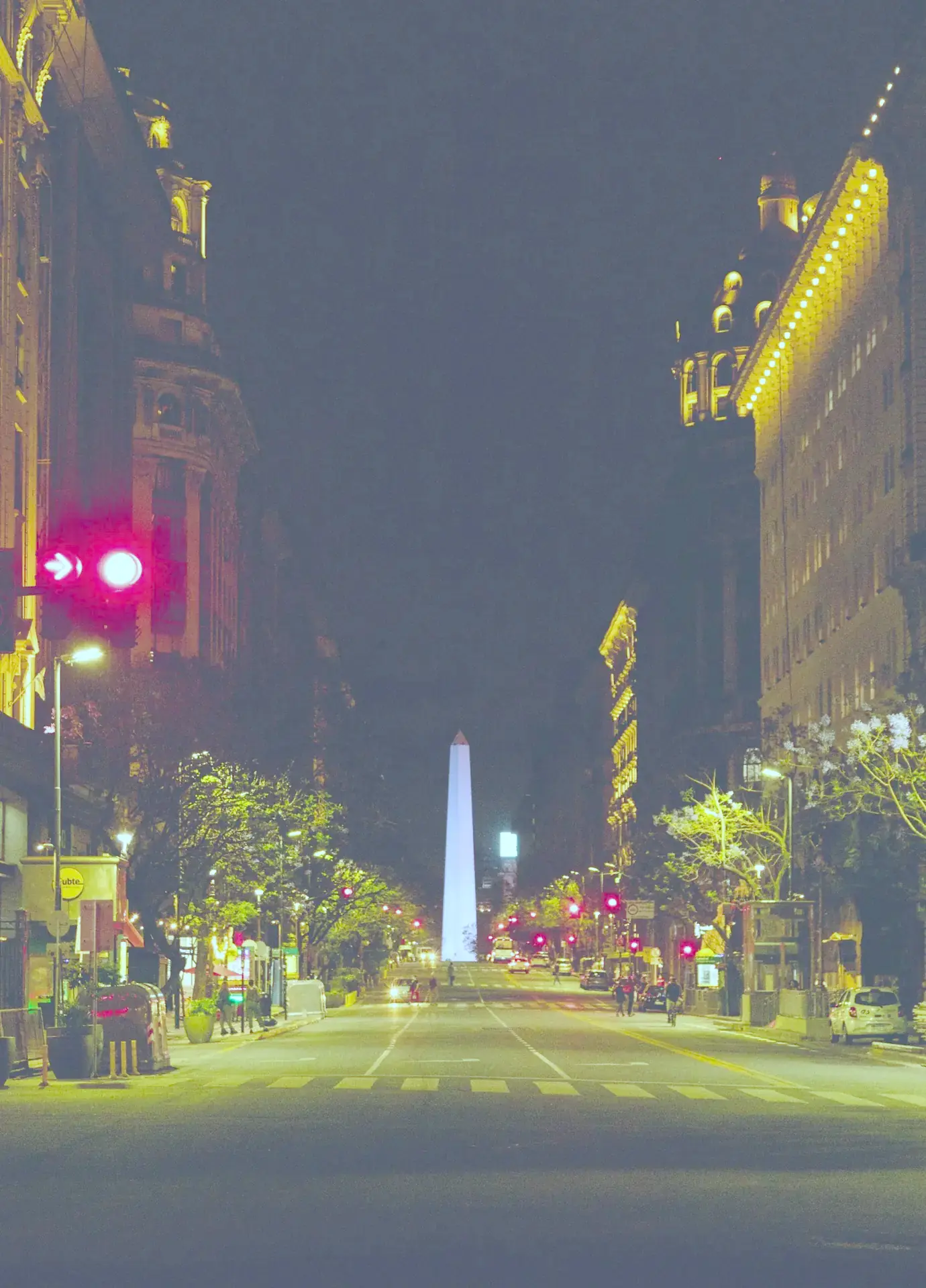 Avenida Corrientes de noche con el Obelisco al fondo